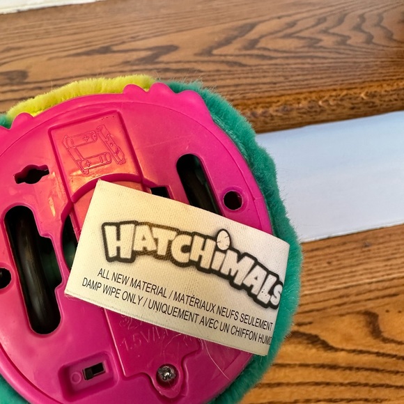 Hatchimal Santa Elf!In great condition.Perfect addition to your holiday stuffies - Picture 3 of 4